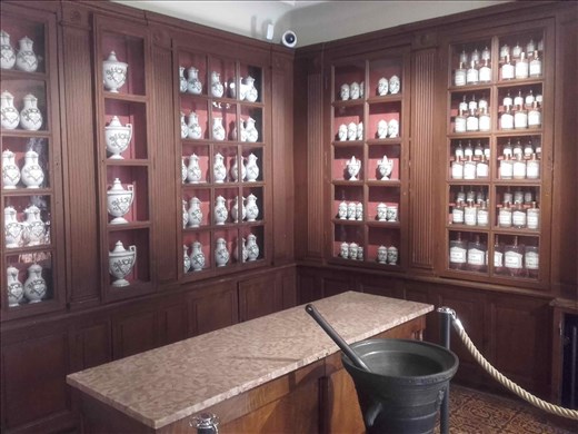 Bourgogne -- Beaune -- Hotel Dieu des Hospices.03 -- rafter carvings