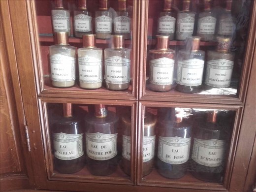 Bourgogne -- Beaune -- Hotel Dieu des Hospices -- pharmacy.03