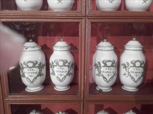 Bourgogne -- Beaune -- Hotel Dieu des Hospices -- pharmacy.04