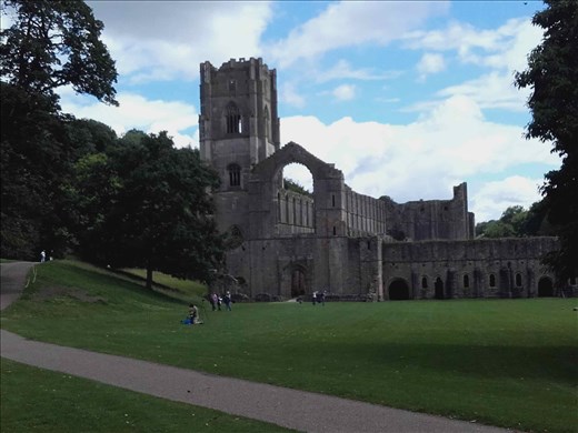 Fountains Abbey -- Abbey ruins.01