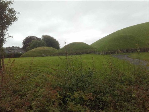 Ireland -- Bru Na Boine -- Knowth -- mounds surrounding larger mound.02