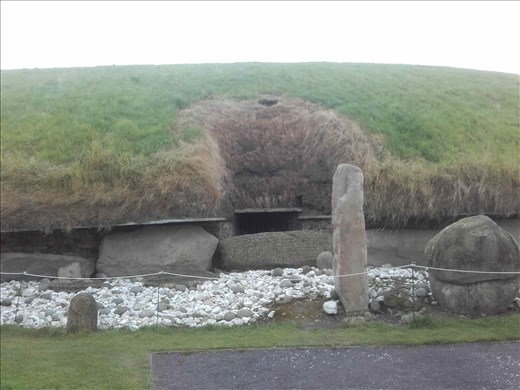 Ireland -- Bru Na Boine -- Knowth -- center mound -- pilar indicating solstice