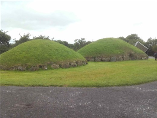 Ireland -- Bru Na Boine -- Knowth -- mounds surrounding larger mound