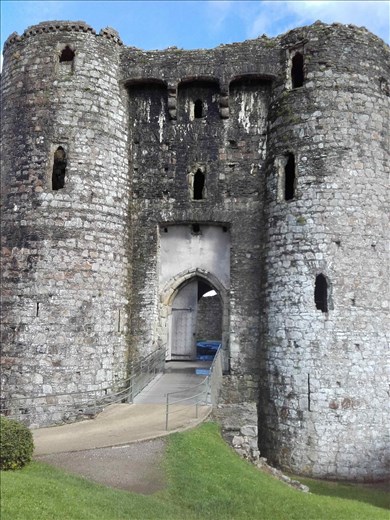 What 1975 English comedy cult film featured this castle (Kidwelly) in its opening scenes?