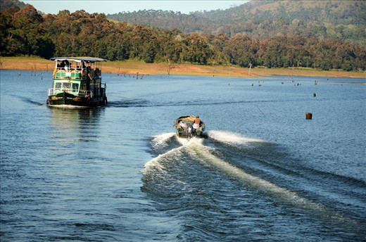 The journey by cruiser has been made safe by the security speed boat.