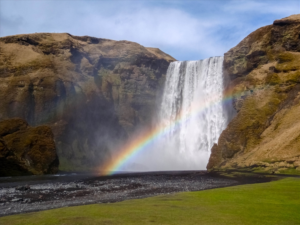 The sun came out for a few seconds at Skógafoss