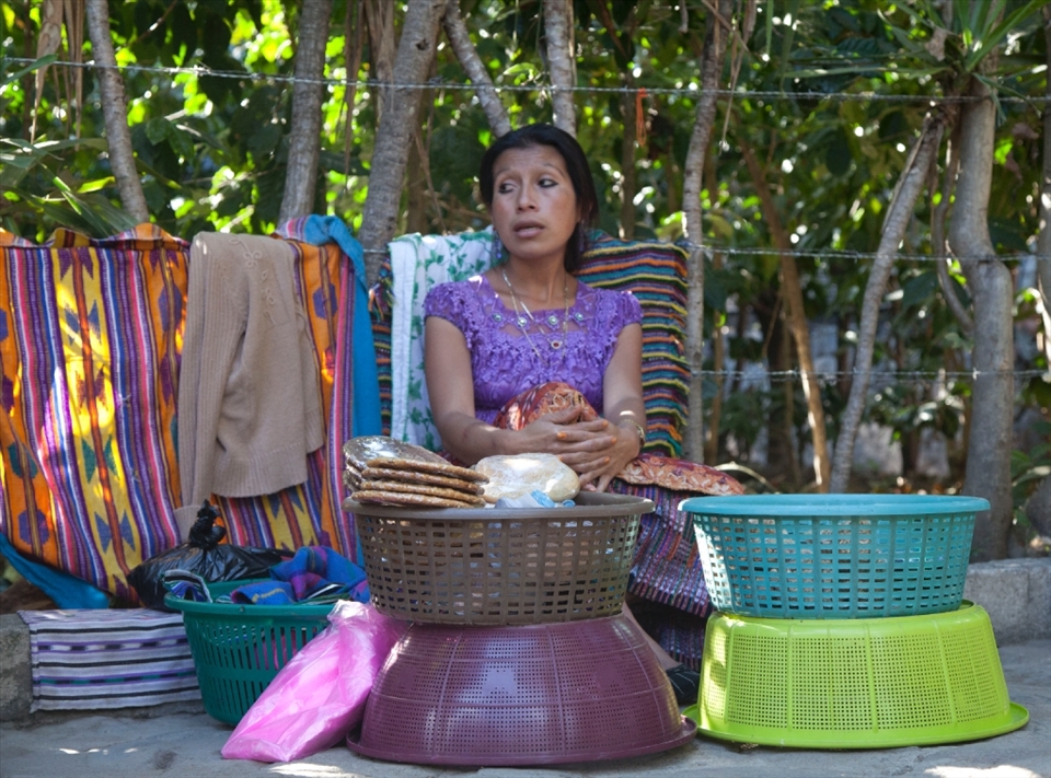 Days are spent gazing into the distance hoping for enough sales each day so Veronica can support her family. Leaving an education behind at the age of ten to work in tourism, her well-being and that of her family rely solely on the tourists taste for freshly baked bread.
