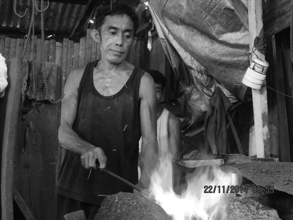This Rodolfo, he is one of oldest blacksmith in our town and there shop is one of the oldest also in town. His father started making knife and machete since World War 2, Rodolfo inherited the family business and became a blacksmith as early as 16 years old.