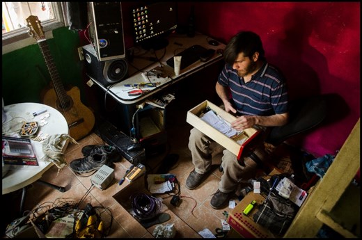 Tidiness is not his best attribute. Why would it? He doesn´t need to give others a good impression. He made me think about my self. My concepts of life were trembling. Who was invading who?