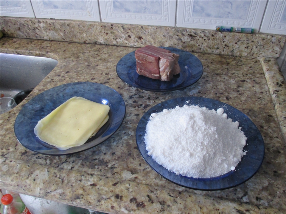 tapioca poweder, cheese and dried meat