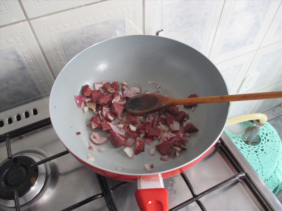 Dried meat with onion and olive oil