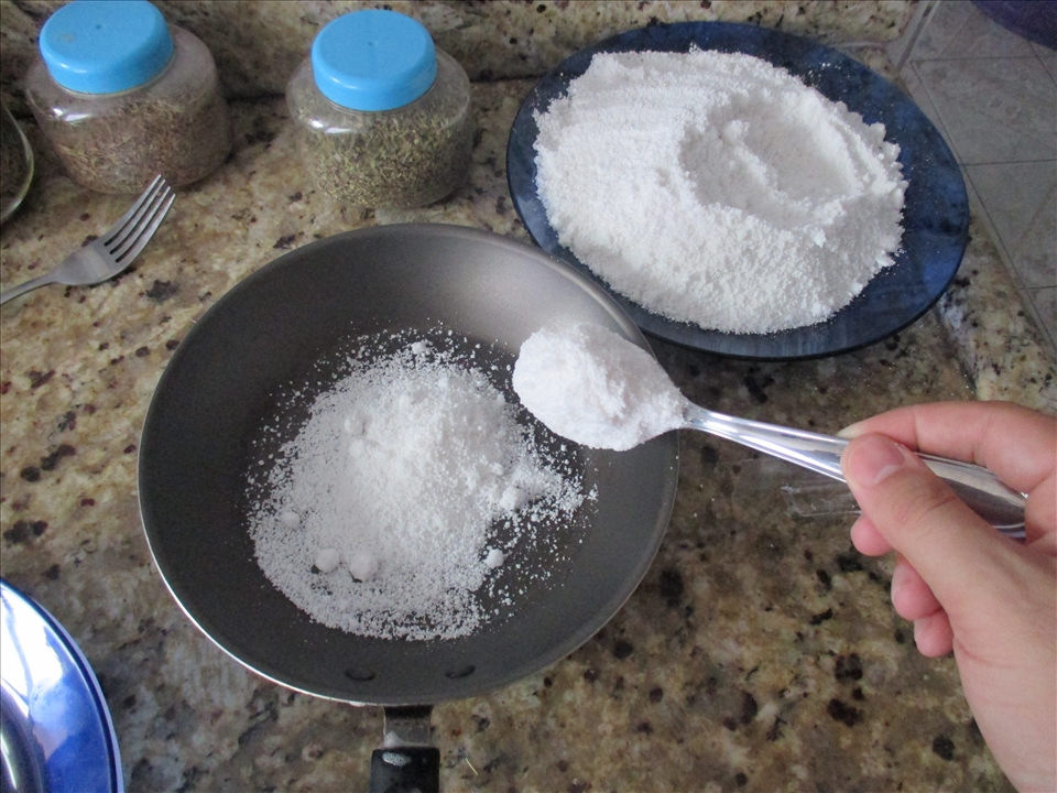 tapioca powder in fry pan