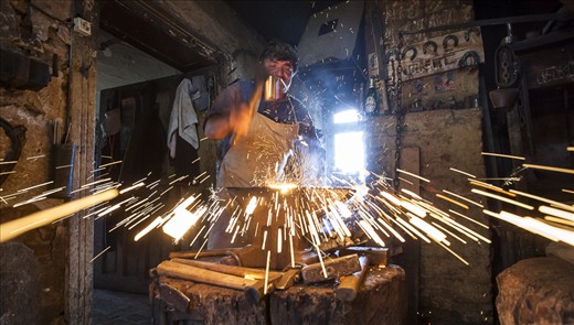 Nicu, or “Nea’ Nicu” as I like to call him, is the blacksmith of the village Agnita, near Sibiu, also called “Hermannstadt”. I waited at his workshop until he had to make some horseshoes.