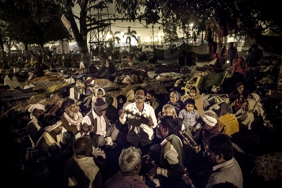 Pilgrims entertain themselves before going sleep. After few hours, still before sunrise, they will wake up and begin preparing for the bathe in Mother Ganga.