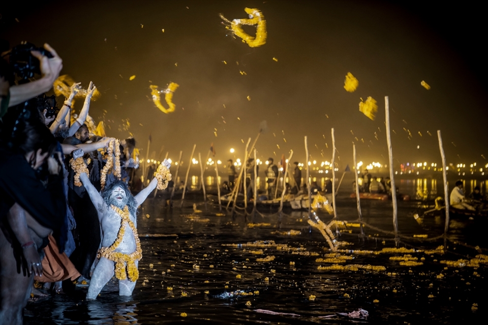 Naga Baba rejoices Ganges. For these extreme sadhus who live away from modern society, this is one of the most exciting moments in their lives.