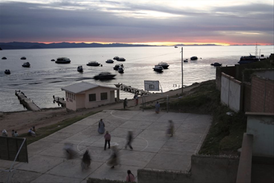 Cholas playing football at sunset - Copacabana