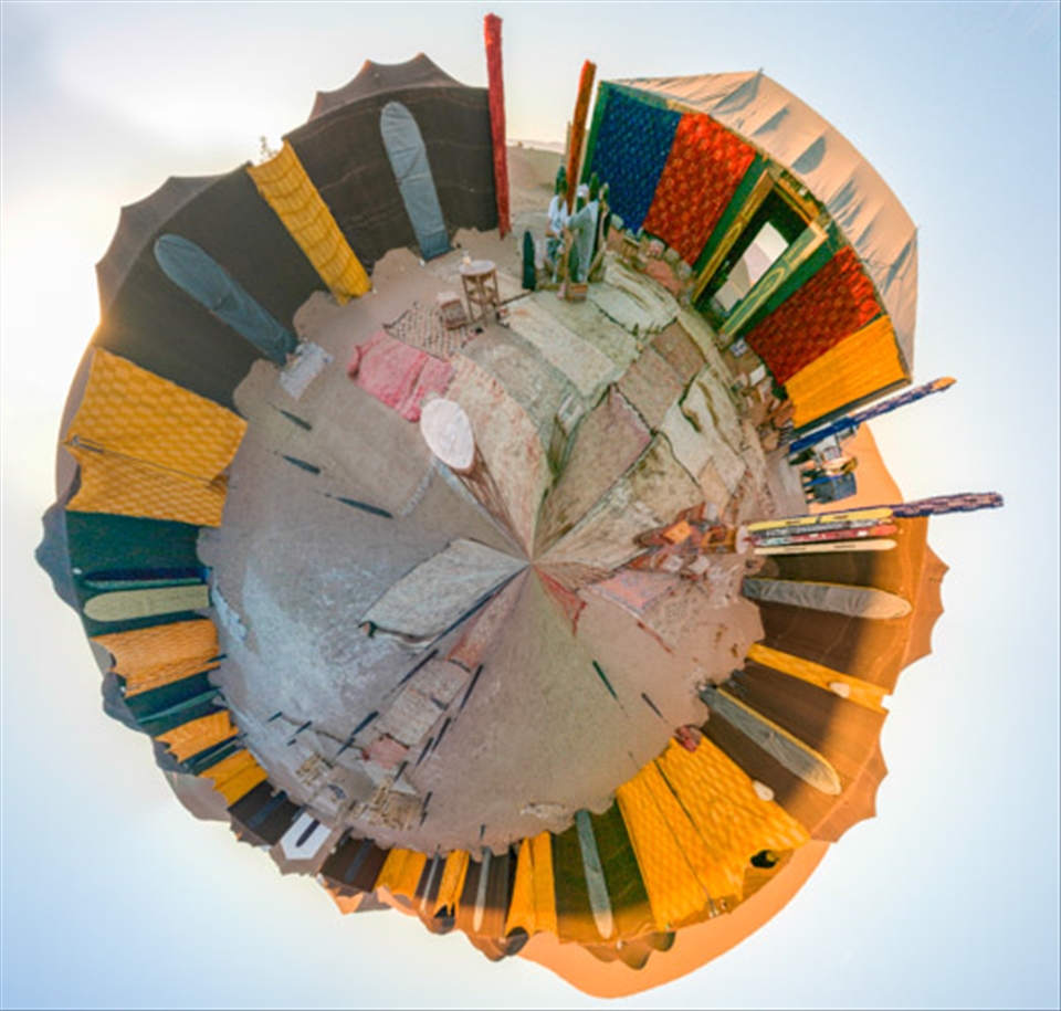 The 360' panoramic view of our berber tent in the middle of the dunes.