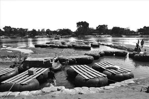 The river that divides Mexico from Guatemala is constantly used illegaly to cross people and products from one place to another.  