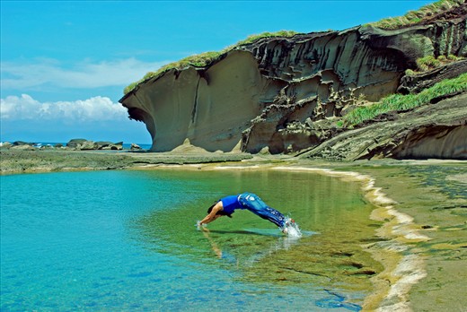 Only the determined to withstand waves, wind and heat during the journey is rewarded with the comfort of the natural pool