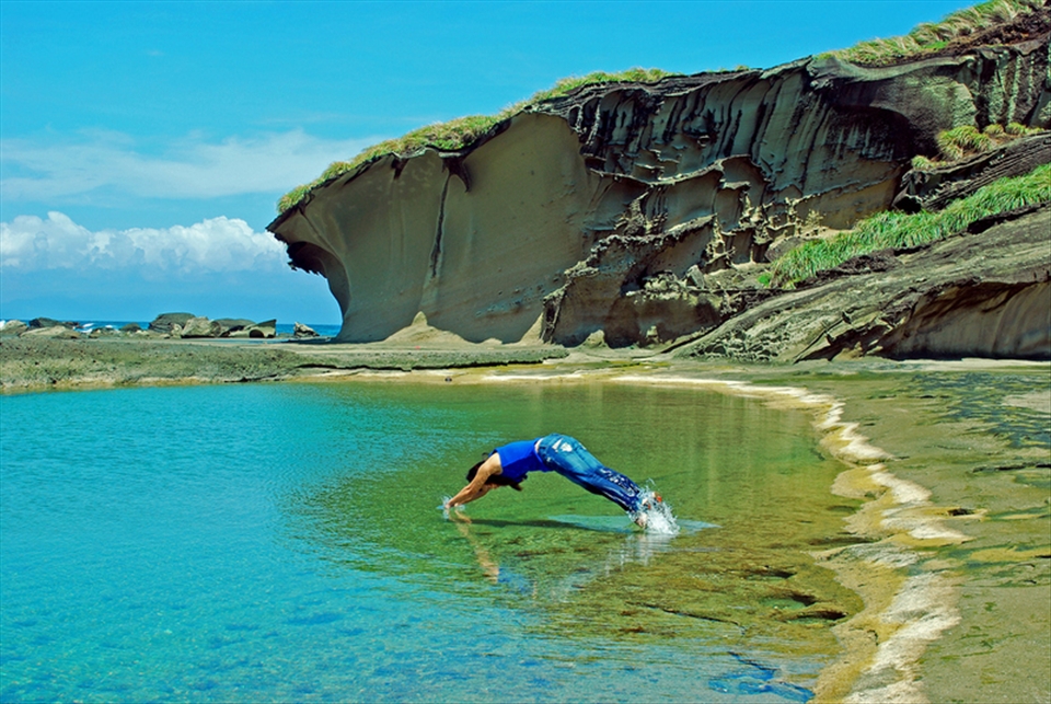 Only the determined to withstand waves, wind and heat during the journey is rewarded with the comfort of the natural pool