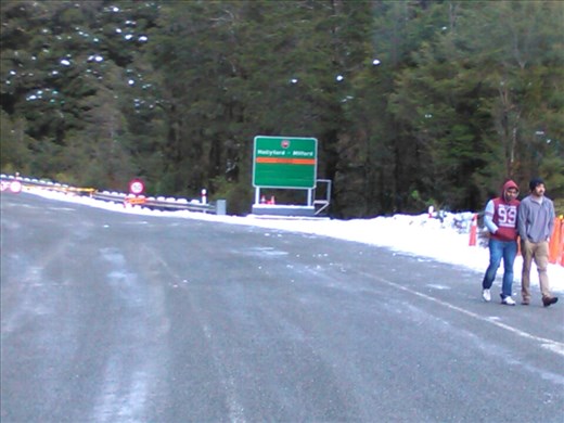 Les 30 derniers kilomètres pour atteindre Milford Sound sont en zone d'avalanches régulières.
La route est régulierement fermée pendant la saison d'hiver pour cause de risque d'avalanche.
Aujourd'hui, la route a réouverte à 13h après plus de 2 jours de fermeture