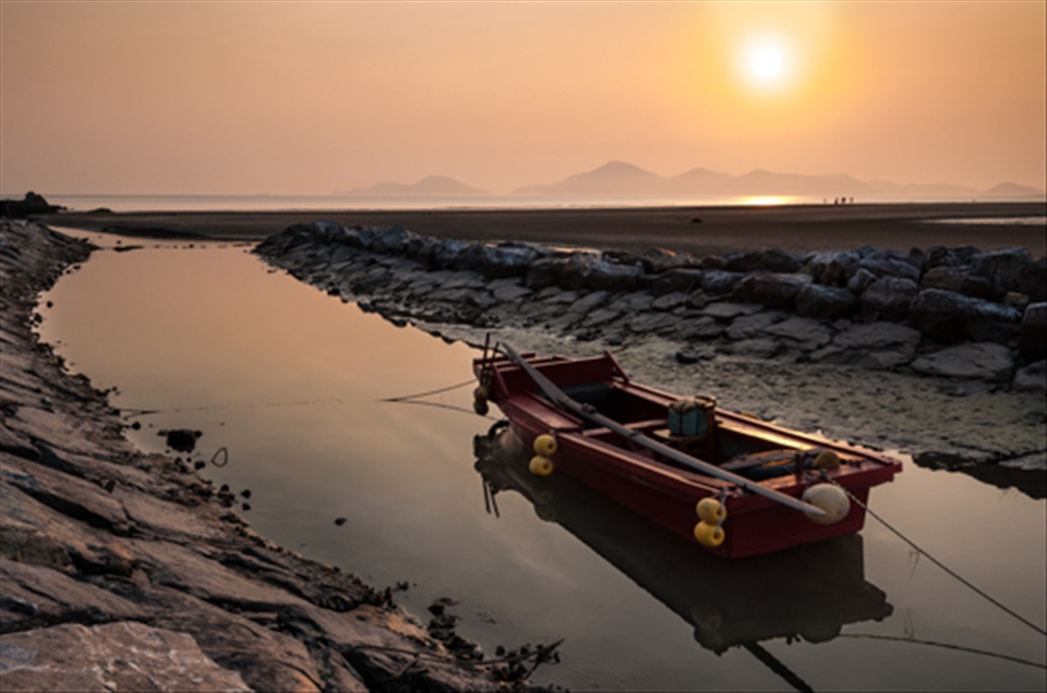 A peaceful sunset and a quiet beach