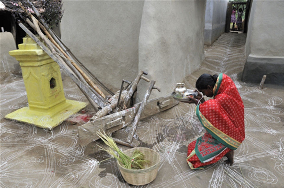 The housewife offers prayer to sacred 