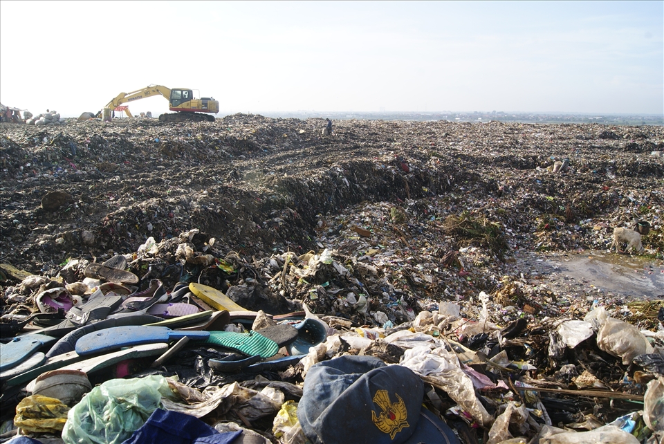 Mountains of rubbish come from all over Surabaya city placed to this place as the proof of forgotten things which society ignored after all. Vast area with 37.2 hectare is fulfilled with several mountains of garbage and has average height for one pile is 787 inches, dangerous toxic gas made from the rotten trash which is abandoned for many years, and very damp environment caused by the local rain. Heavy equipment like tractor and truck, people who work as scavenger and animals such as cow, goat and bird in this place have the same purpose, feeding their needs.