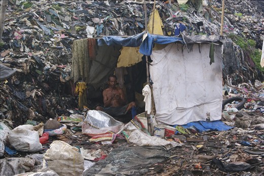 It was very ironic when watching an old man lives in that cramped filthy hut just made from shabby fabric and old tarpaulin with 4 bamboo sticks as the pillar on it. He sleeps and does his routine activity in that tiny hut daily surrounded by rubbish everywhere with the hazardous air which is able to harm his health condition anytime. Gathering the trash to gain money for his own living and staying in that hut without family member accompanying him is not light burden, but he does not have any other options. 