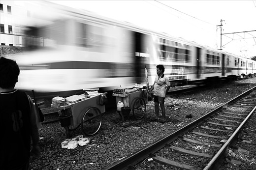 A street vendor who makes a living from crushing ice to make cool drinks.