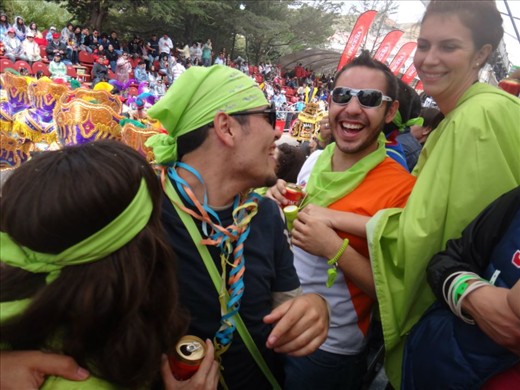 The most spirited spectators choose the Plaza. Everyone is friend and family