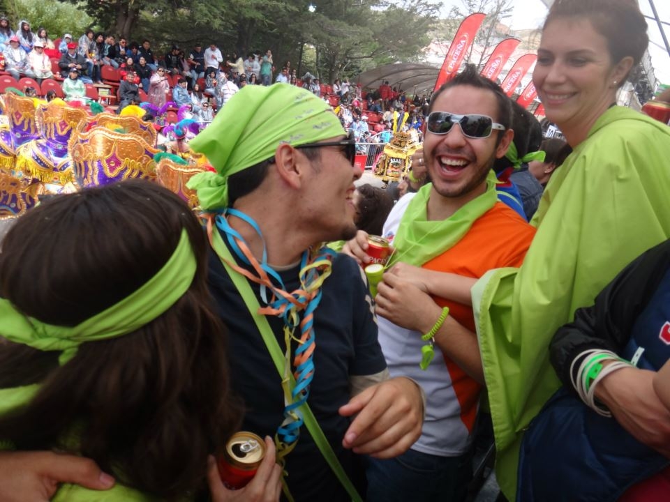 The most spirited spectators choose the Plaza. Everyone is friend and family