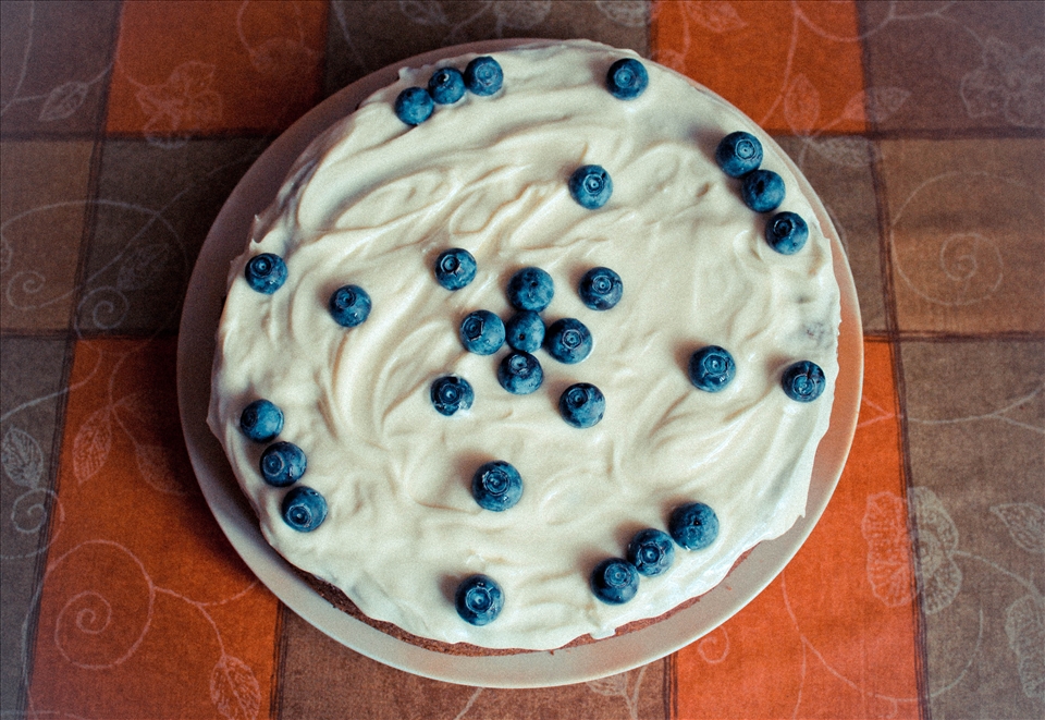 4.Decorate the cake with fresh berris.