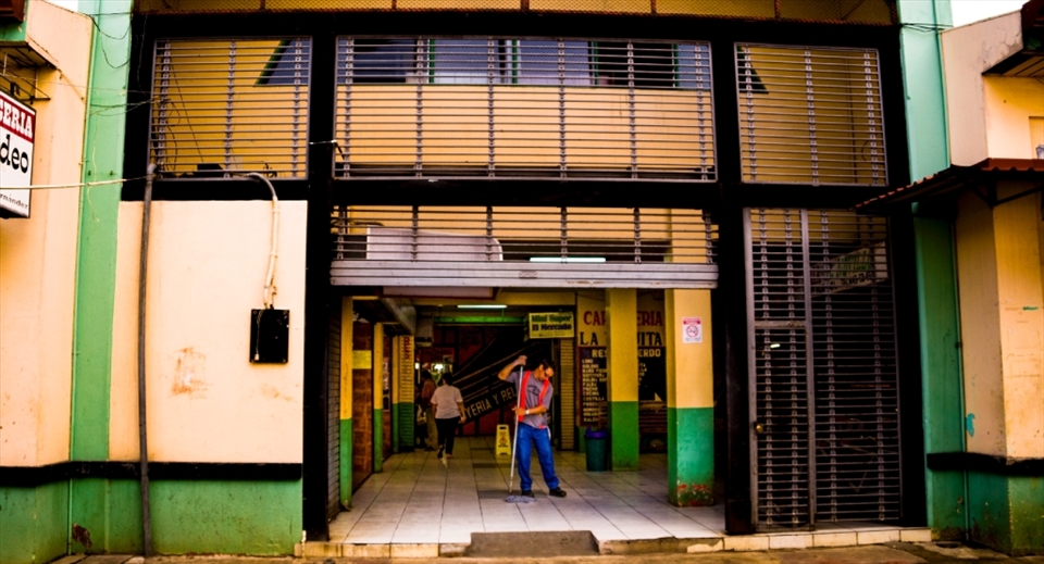 This is a market in a little town in Costa Rica. This photo shows its entrance and how people start working since very early in the morning.