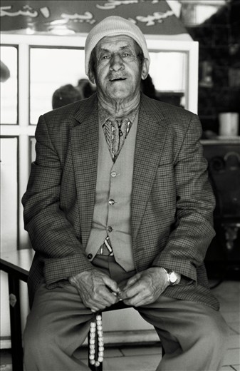 An old sunni man after a life spent looking for a place where to settle, find hi