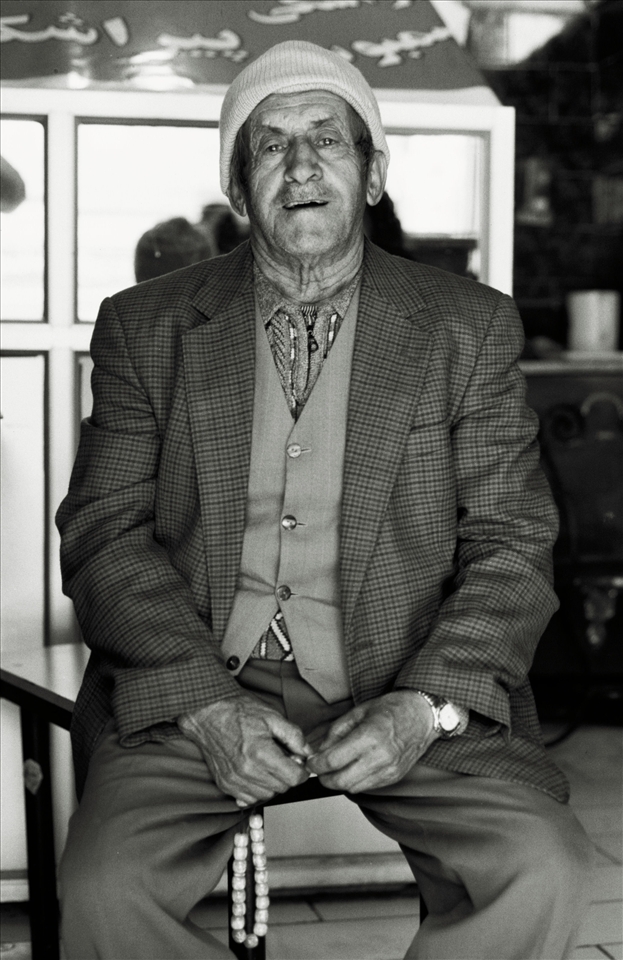 An old sunni man after a life spent looking for a place where to settle, find hi