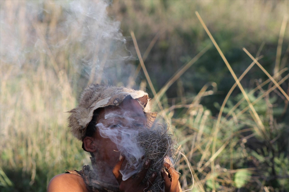 Traditional (and ingenuitive) methods of fire lighting within the San people (Namibia) 