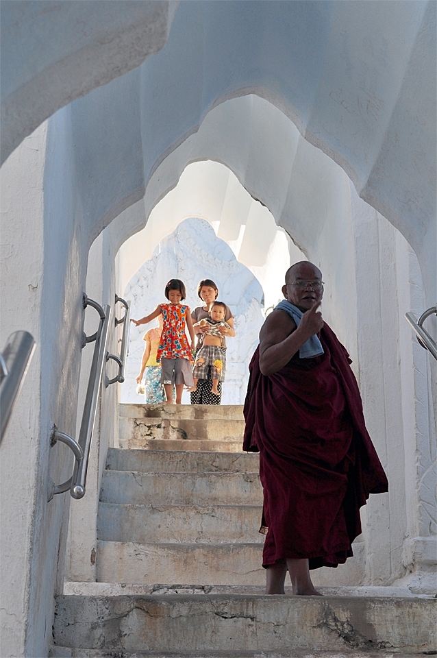 A buddhist monk who visited the pagoda, and the local people who come to pray. 
