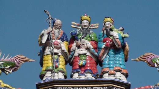 Porcelain figurines on the top of a Tainan temple