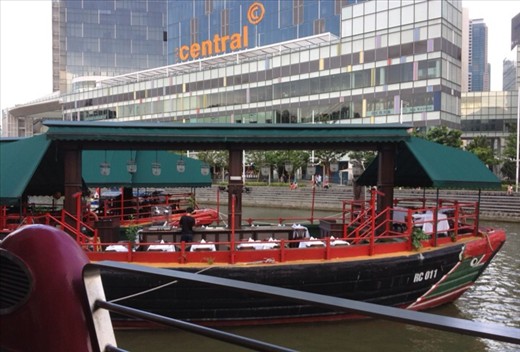 Floating restaurant in Clarke Quay
