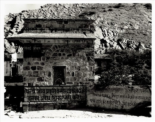 By the stonework, this gate on the Temple grounds could be anywhere in the world, but the Hindi script transforms it into an elegant and and uniquely Indian structure. 