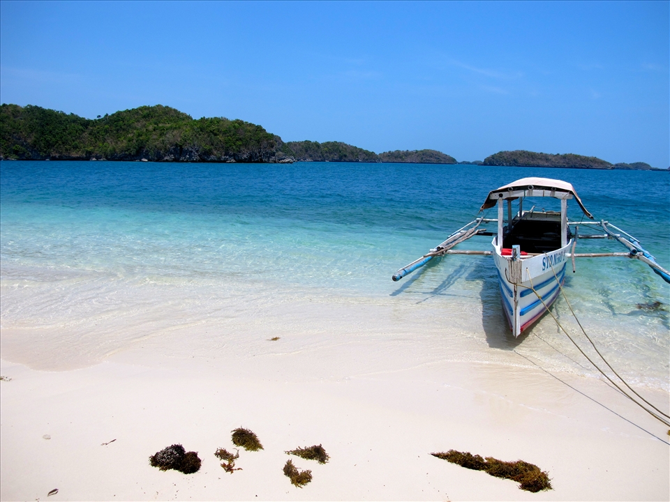 Finally, an island to rest at and enjoy the wonderful seascape. 