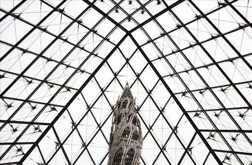 Spiralling towards the tip of the pyramid of the Louvre, Suppo holds a special place in the museum being both shocking and awakening. Being seconds away from shattering the shield that protects us against standing still and realizing what every day can offer us.