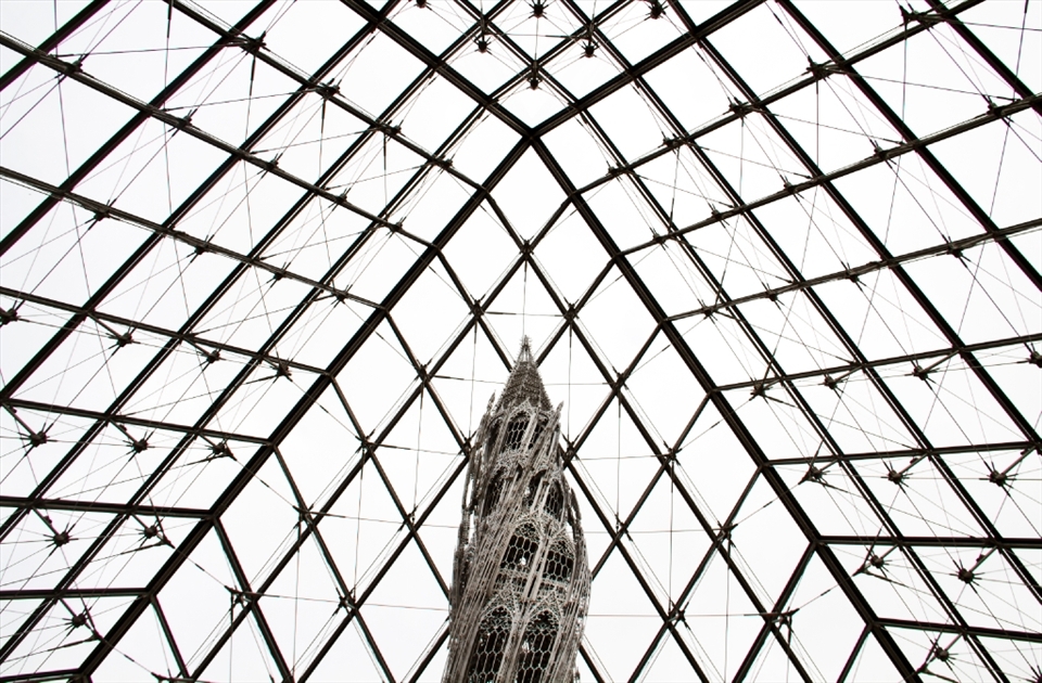 Spiralling towards the tip of the pyramid of the Louvre, Suppo holds a special place in the museum being both shocking and awakening. Being seconds away from shattering the shield that protects us against standing still and realizing what every day can offer us.