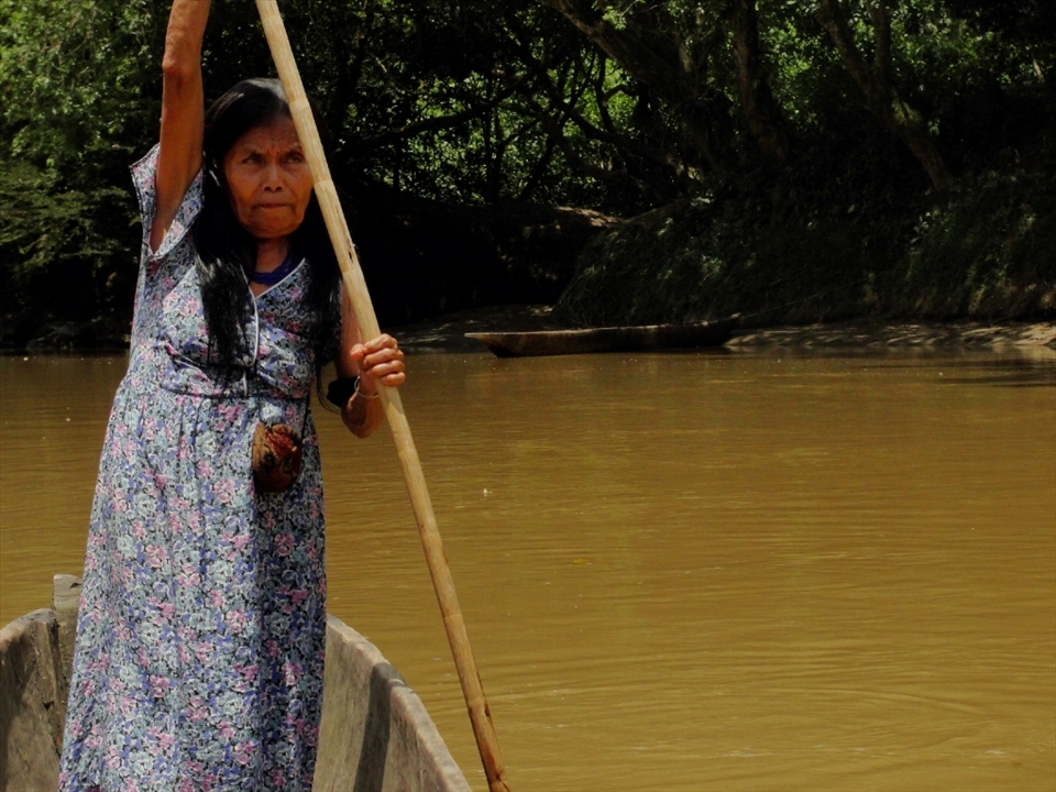 Doña Corina crossing the river Sarayacu (or river of corn) to visit her chacra (vegetable patch) located at a 30 minutes walk on the other side of the river. 