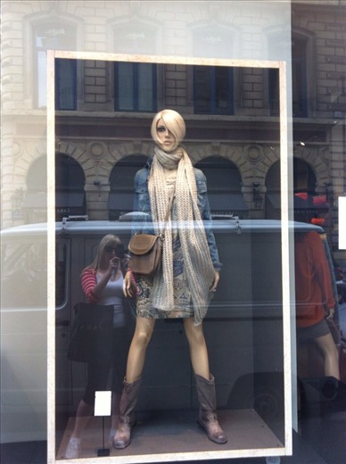 A good example of a long scarf, although there were much longer.