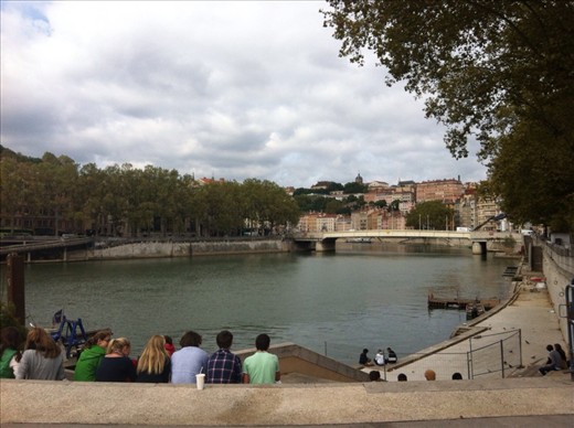 Gen y's eating their lunch in a stunner spot