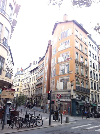 Another gigantic fresco, in the 'bookshop' district