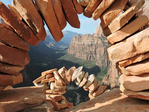 14:00 - My starting point glimpsed through the smaller arch. Now which way down?