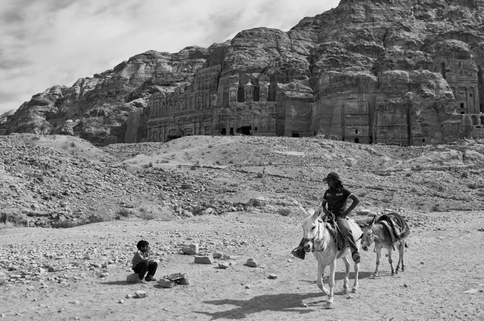 Along the road of Petra I came across some poor kids trying to sell some of their mineral stone took from a salt ground.
